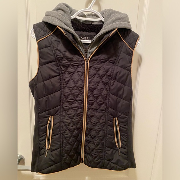 Quilted hooded vest -like new - Picture 1 of 5
